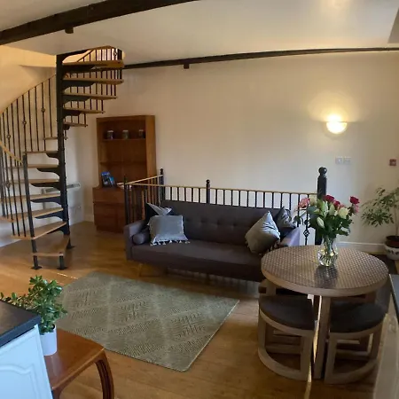 Amazing 2bd -upper Floors Of Hall * Dufton