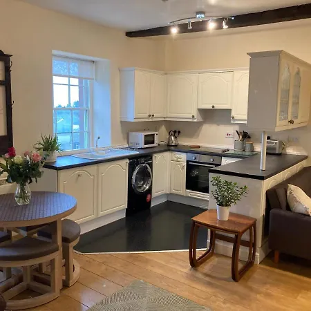 Amazing 2bd -upper Floors Of Hall * Dufton