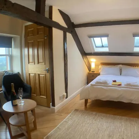 Amazing 2bd -upper Floors Of Hall Appartement
