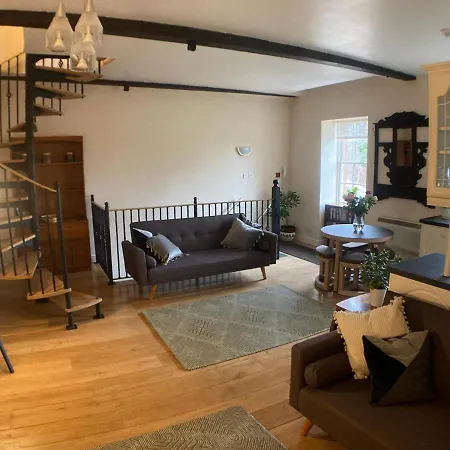 Amazing 2bd -upper Floors Of Hall * Dufton