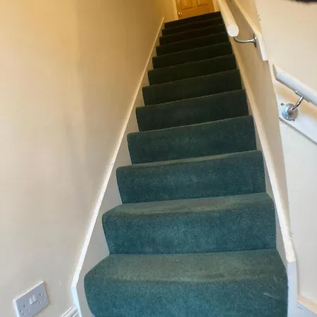 Amazing 2bd -upper Floors Of Hall *