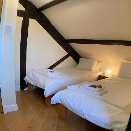 Amazing 2bd -upper Floors Of Hall Appartement