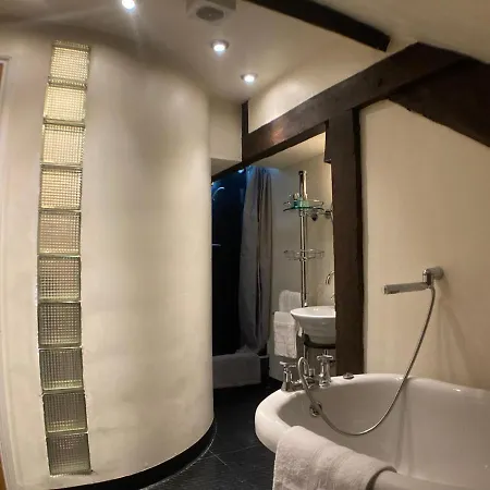 Amazing 2bd -upper Floors Of Hall Appartement Dufton